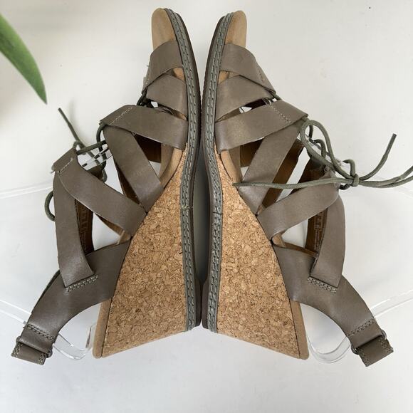 Clarks Taupe Helio Mindin Taupe Strappy Sandal Cork Wedge Comfort Shoe Size 10 M - Picture 6 of 9